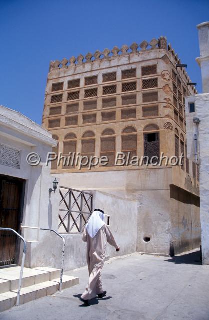 bahrein 07.JPG - Bahreini devant le Bait SiyadiMuharraqBahrein